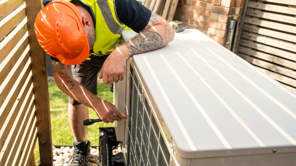 Arbeiten an einer Wärmepumpe