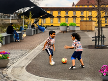 Bild vom Ledenhof mit KI-generierten Erweitertungen: Pflanzen, Bänke, Sonnensegel