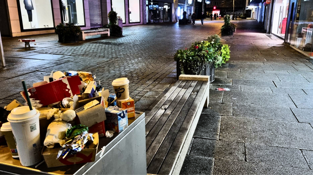 Überquellender Mülleimer